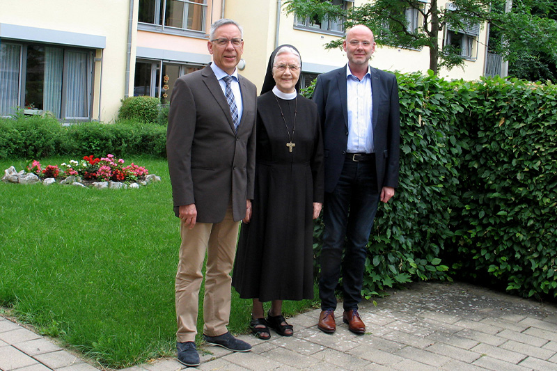 Abschied für Heinz Kleine (v.l.): Heinz Kleine, Schwester M. Raphaela vom Hofe und Andreas Cramer. Foto: Altenheim St. Franziskus