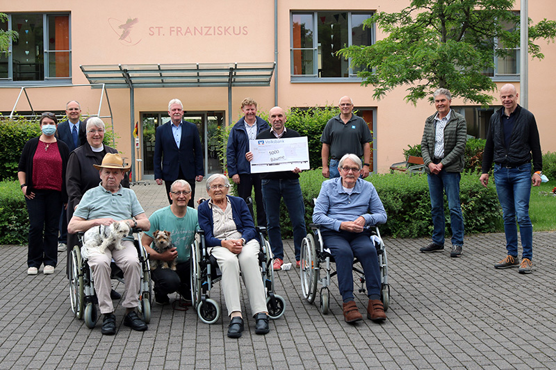 Bild: Setzen sich für die Zukunft des Waldes in Marsberg ein: Vorn v. l.: Heribert Jäger, Gisbert und Hedwig Letzel sowie Walter Aust (Altenheim St. Franziskus); hinten v. l.: Elisabeth Bömken (Sozialer Dienst Altenheim St. Franziskus), Olaf Eickelmeier (Heil- und Mineralquellen Germete GmbH), Sr. M. Anke Junker (Leiterin Altenheim St. Franziskus), Thomas Schröder (Bürgermeister Marsberg), Richard Hesse (Richard-Hesse-Stiftung), Andreas Melliwa (Presse-Beauftragter Lions-Club Brilon-Marsberg), Hans-Norbert Blome (Techniker Krankenkasse), Heiner Prange (1. Vizepräsident Lions-Club Brilon-Marsberg) und Stephan Braun (Präsident Lions-Club Brilon-Marsberg). Foto: Heiko Appelbaum