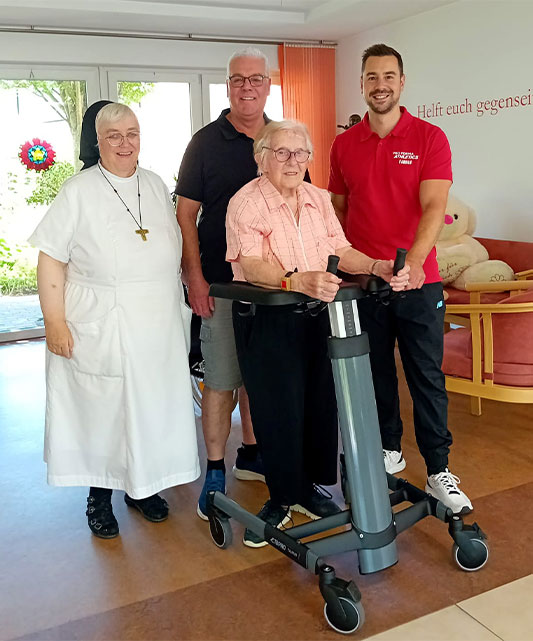 Die Praxis für Physiotherapie Frank Bender hat dem Altenheim St. Franziskus einen Gehwagen „Topro Taurus H“ gestiftet (v.l.): Einrichtungsleiterin Schwester M. Anke Junker, Frank Bender, dessen Sohn Fabian Bender mit Elisabeth Stemmer, Bewohnerin und Vorsitzende des Bewohnerbeirates.